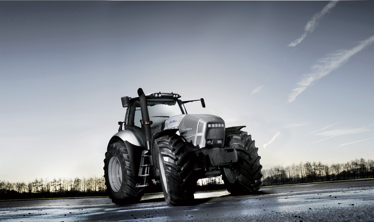 R8 Tractors open field Trattori